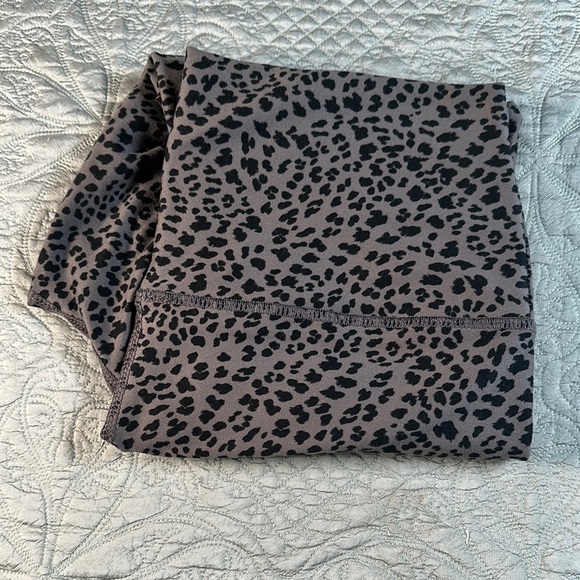 Evolution and Creation Leopard Pattern Leggings - Picture 5 of 5